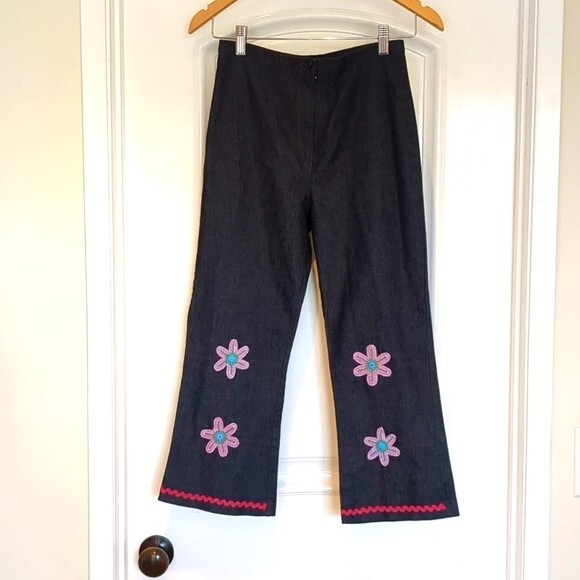 MARIO & GENA FLOWER PANTS  EMBROIDERED RICK RACK TRIM CROP BELL BOTTOMS Vintage - Picture 1 of 10